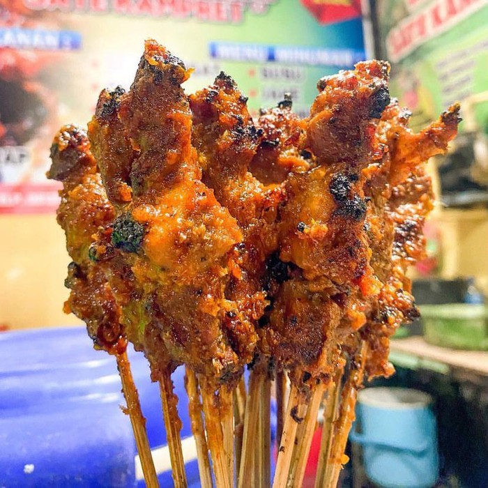 Sate Kampret menjual sate daging sapi dengan bumbu khas yang cocok untuk para pecinta pedas. Selain itu, tingkat kepedasan satenya juga bisa disesuaikan dengan selera pembeli.