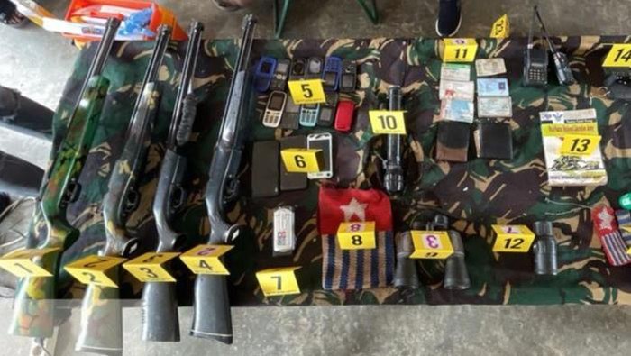 Satgas Damai Cartenz menyita barang milik KKB.