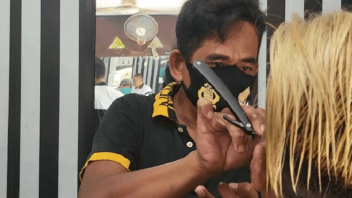 Sedekah cukur ala Mang Udon, tukang pangkas rambut dari Sukabumi.