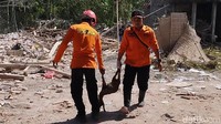 Hewan-hewan ternak juga ikut terdampak ledakan petasan. Tampak petugas menggotong kambing yang lemas dan stres karena mendengar suara ledakan. Foto: Erliana Riady/detikJatim