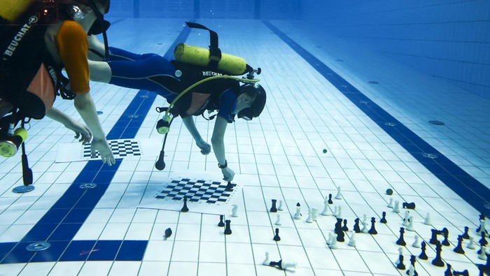 Serunya Bermain Catur Sambil Menyelam, Berani Coba? LUBLIN, POLAND - FEBRUARY 9: People participate in the underwater chess class during a diving course at the swimming pool in Lublin, Poland on February 9, 2023. Diving chess is one of the activities during the diving course for youth organising by Dive Service company and a league of this sport discipline starts in the city. (Photo by Jakub Porzycki/Anadolu Agency via Getty Images)