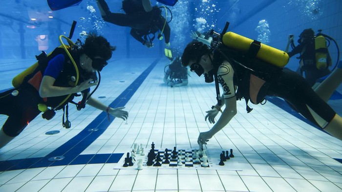 LUBLIN, POLAND - FEBRUARY 9: People participate in the underwater chess class during a diving course at the swimming pool in Lublin, Poland on February 9, 2023. Diving chess is one of the activities during the diving course for youth organising by Dive Service company and a league of this sport discipline starts in the city. (Photo by Jakub Porzycki/Anadolu Agency via Getty Images)