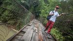 Siswa di Lebak Nekat Seberangi Jembatan Rusak Tiap ke Sekolah