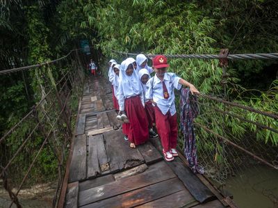 Siswa di Lebak Nekat Seberangi Jembatan Rusak Tiap ke Sekolah