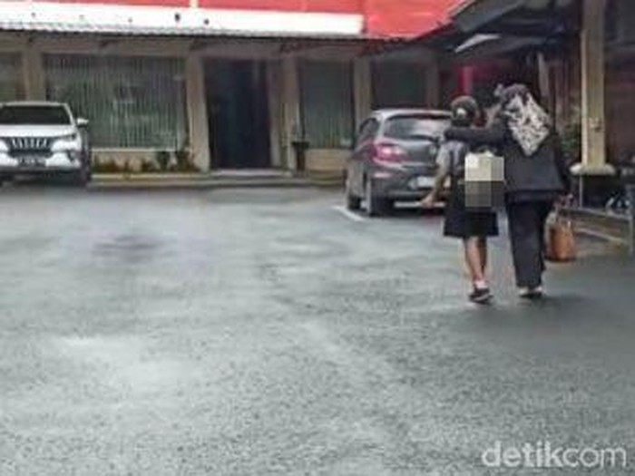 Siswi SD yang ngaku dicabuli pamannya saat dadampingi kakaknya melapor ke Polres Jember