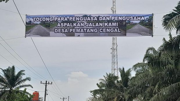 Spanduk protes warga Langkat soal jalan rusak (Foto: Istimewa)