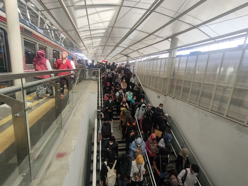 Suasana di Stasiun Manggarai pada Senin (20/2/2023)-(Dwi Rahmawati/detikcom)
