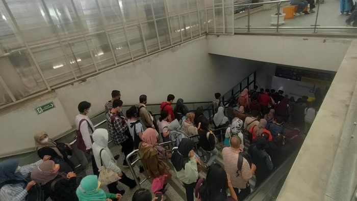Suasana di Stasiun Manggarai pada Senin (20/2/2023)-(Dwi Rahmawati/detikcom)