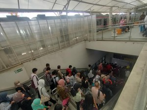 Cerita Warga Pusing Transit di Manggarai, tapi Pasrah Sebab Tak Ada Pilihan