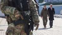 Dalam kunjungan dadakan tersebut, Biden mengumumkan bantuan militer tambahan senilai US$ 500 juta (Rp 7,5 triliun) untuk Ukraina.
