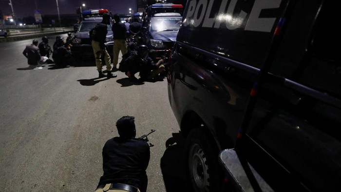 Taliban Serang Kantor Polisi di Karachi Pakistan, 4 Orang Tewas A police officer secures a site as he stands amid the damages in the aftermath of an attack on a police station in Karachi, Pakistan February 17, 2023. REUTERS/Akhtar Soomro TPX IMAGES OF THE DAY
