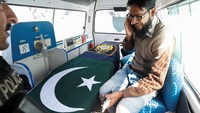 Seorang kerabat berduka di samping peti jenazah seorang polisi yang tewas akibat serangan Taliban di Karachi, Pakistan, Sabtu (18/2/2023).  
