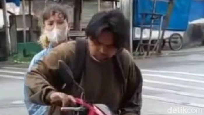 Tangkapan layar dua pelaku pencurian di toko Alfamart di Medan berusaha kabur.