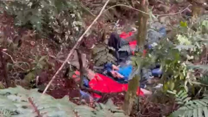 Tangkapan layar kondisi Kapolda Jambi dan rombongan di lokasi helikopter jatuh selamat, Senin (20/2/2023) (FOTO ANTARA/HO-IST)