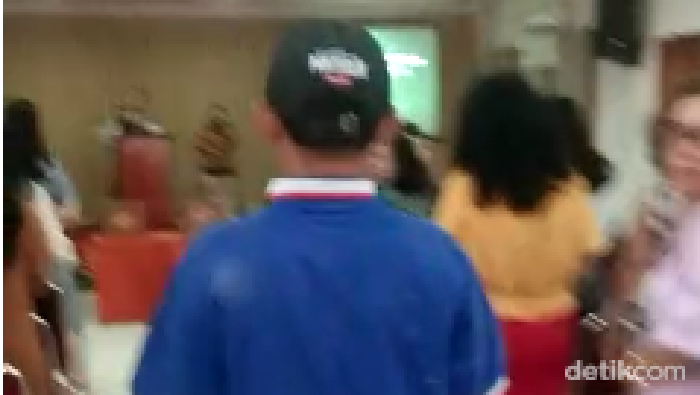 Tangkapan layar video jemaat Kristen di Bandar Lampung dilarang beribadah dalam Gereja.