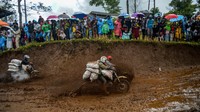 Dua pembalap ojek gunung memacu kecepatan motornya saat berlomba pada ajang Grass Track Ojek Gunung di Yonif Raider 303, Cikajang, Kabupaten Garut, Jawa Barat, Minggu (19/2/2023).   