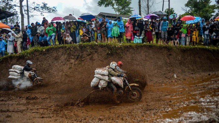 Tangkasnya Ojek-ojek Gunung Balapan di Garut Sejumlah pembalap ojek gunung saling berlomba pada ajang