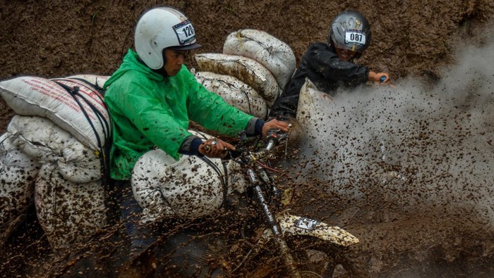 Sejumlah pembalap ojek gunung saling berlomba pada ajang 