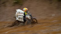 Balapan ojek gunung ini mewajibkan pembalap membawa karung pupuk seberat dua hingga lima kuintal.  