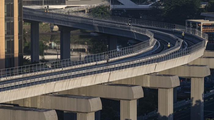 TARGET PENGOPERASIAN LRT JABODEBEK Suasana jalur kereta 'Light Rail Transit' (LRT) yang telah dibangun di Jakarta, Senin (20/2/2023). PT Kereta Api Indonesia (KAI) menargetkan LRT Jabodebek dapat beroperasi pada Juli 2023.