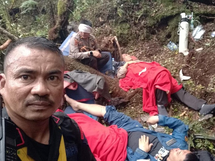 Tim SAR gabungan berhasil turun di hutan Kerinci, lokasi kecelakaan helikopter Polairud yang ditumpangi Kapolda Jambi Irjen Rusdi Hartono dan rombongan. (dok Istimewa)