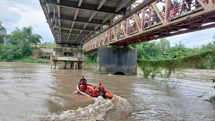 Tim SAR gabungan melakukan penyisiran mencari jasadr pria yang diduga melompat dari atas Jembatan Merah, Kebasen, Kabupaten Banyumas, Senin (20/2/2023).