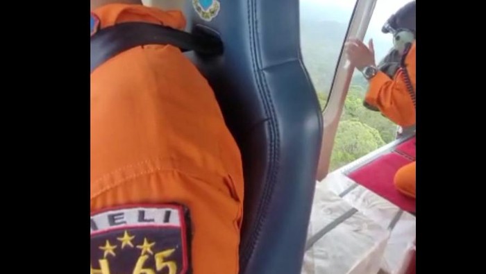 Tim SAR menurunkan bantuan logistik ke lokasi jatuhnya helikopter rombongan Kapolda Jambi. (Foto: Istimewa)