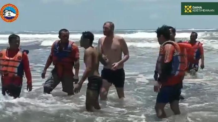 Tim SAR saat menyelamatkan wisatawan asal Prancis yang sempat terseret ombak di Pantai Parangtritis, Senin (20/2/2023).