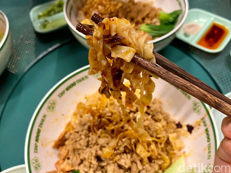 Tjap 1000 Tahun: Sengatan Pedas Enak Mie Ayam Kuah Mala dan Chili Oil