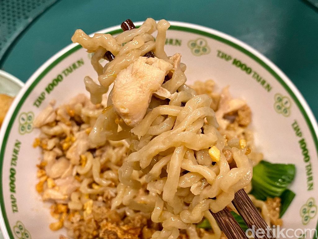 Tjap 1000 Tahun: Sengatan Pedas Enak Mie Ayam Kuah Mala dan Chili Oil