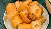 Cakwe (Rp 10.000) bisa jadi pendamping makan mie ayam yang pas. Teksturnya garing di luar dan kenyal lembut di dalam.