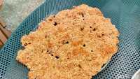 Salah satu keunikan di Kedai Mie dan Kopi Tjap 1000 Tahun adalah Kerupuk Fossil Jumbo (Rp 15.000) yang dibuat dari paduan ayam dan udang. Tampilannya mirip pangsit goreng.