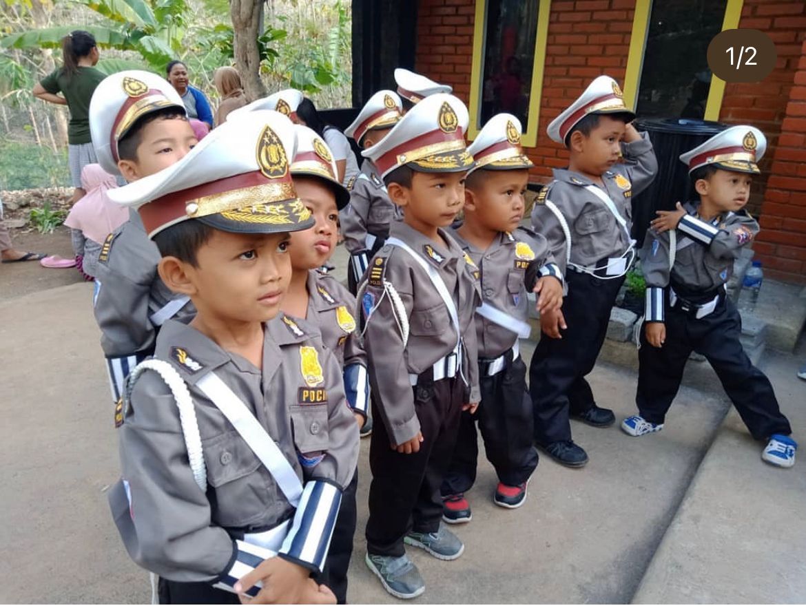 Bripka Heri Prasetyo bersama murid TK TK Bumi Damai Nusantara