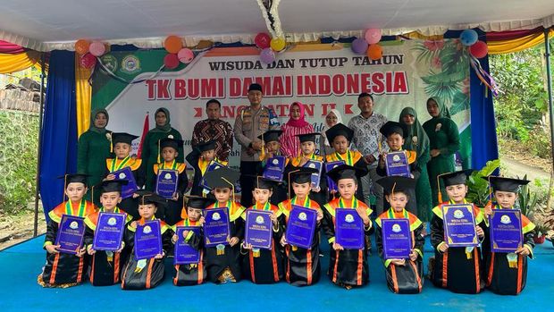 Bripka Heri Prasetyo bersama murid TK TK Bumi Damai Nusantara