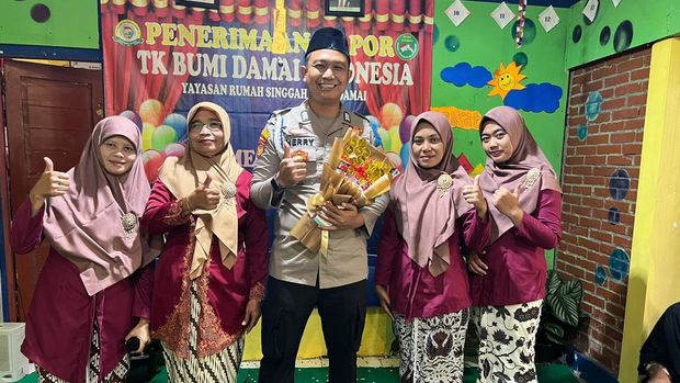 Bripka Heri Prasetyo bersama murid TK TK Bumi Damai Nusantara