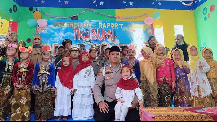 Bripka Heri Prasetyo bersama murid TK TK Bumi Damai Nusantara
