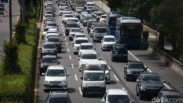 Jalan tol menuju dan di dalam Jakarta macet pada hari ini. Ruas tol yang masih terpantau macet berada di Tol Dalam Kota (Dalkot) arah Semanggi.