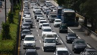 Titik macet berada di dekat kantor Badan Riset dan Inovasi Nasional (BRIN) yang mengarah ke Semanggi. 