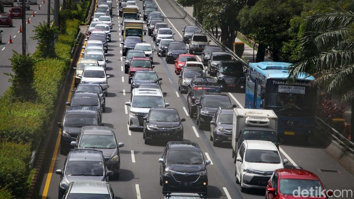 Jalan tol menuju dan di dalam Jakarta macet pada hari ini. Ruas tol yang masih terpantau macet berada di Tol Dalam Kota (Dalkot) arah Semanggi.