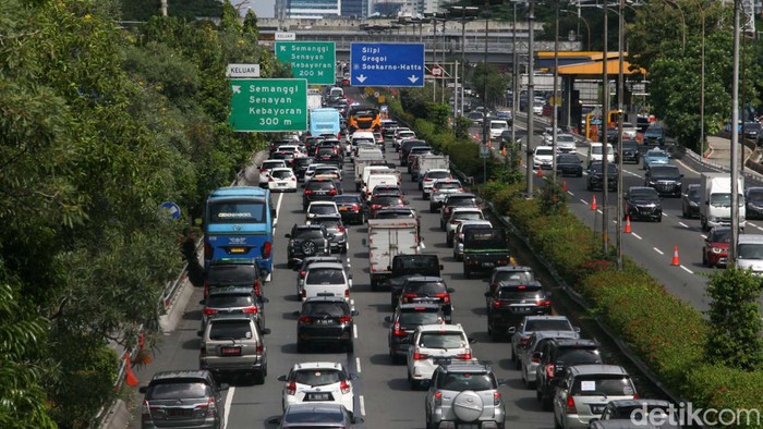 Jalan tol menuju dan di dalam Jakarta macet pada hari ini. Ruas tol yang masih terpantau macet berada di Tol Dalam Kota (Dalkot) arah Semanggi.
