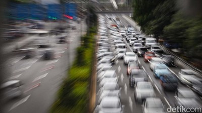 Potret Tol Dalkot Arah Semanggi yang Macet Banget Pagi Ini