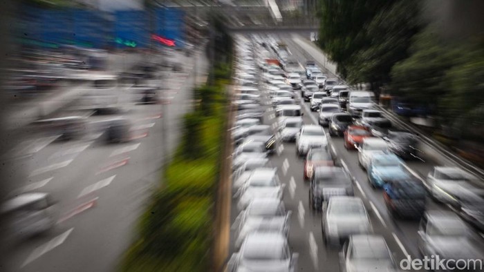 Lalu Lintas Padat Merayap di Tol Dalam Kota Arah Kuningan pada Siang Hari