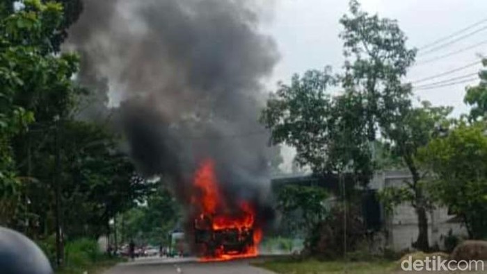 Truk molen terbakar hebat di Blora, Senin (20/2/2023).