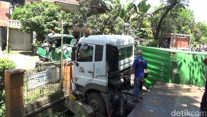 Truk yang terlibat tabrakan beruntun di Purwakarta