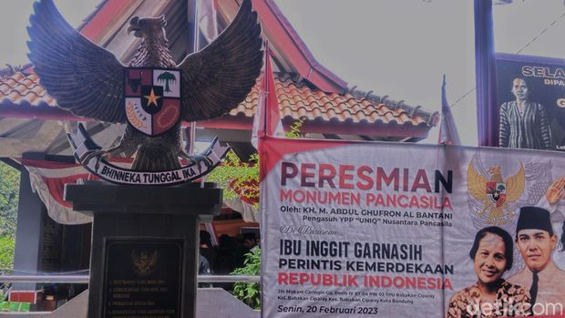 Tugu Pancasila di depan makan Inggit Garnasih.