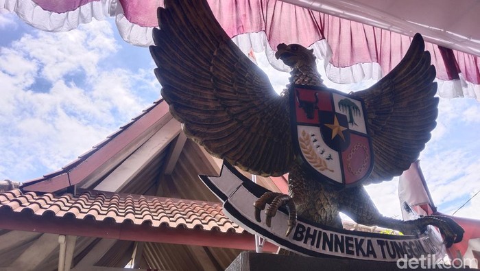 Tugu Pancasila di depan makan Inggit Garnasih.