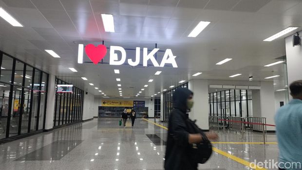 Tulisan 'I Love DJKA' di Stasiun Manggarai