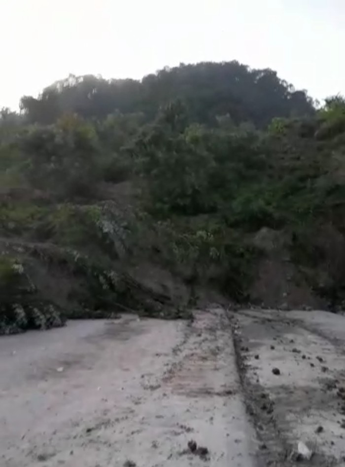 Video gundukan tanah menutup jalan dan disebut sebagai gunung pindah di Kabupaten Kupang, NTT, ramai beredar. Peristiwa tersebut ternyata longsor (Tangkapan layar video viral)
