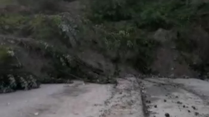 Video gundukan tanah menutup jalan dan disebut sebagai gunung pindah di Kabupaten Kupang, NTT, ramai beredar. Peristiwa tersebut ternyata longsor (Tangkapan layar video viral)