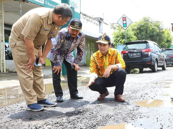 Wagub Jatim Emil Dardak saat meninjau jalan provinsi di Kediri yang rusak dan berlubang